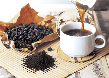 bi viem hong co nen uong cafe khong