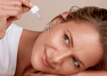 dung niacinamide bi ngua kho sam bong da