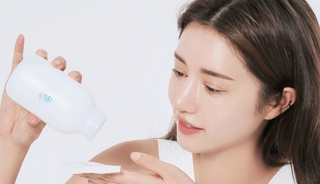 tay trang xong co can rua lai bang nuoc khong