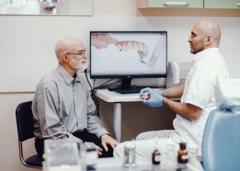 70 tuổi làm Implant được không? Bao nhiêu tiền và mất bao lâu?