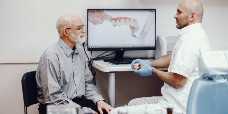 70 tuổi làm Implant được không? Bao nhiêu tiền và mất bao lâu?