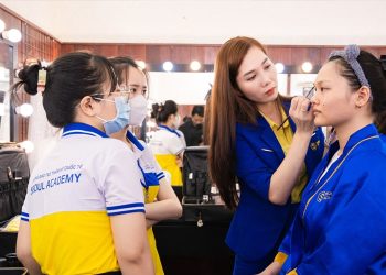Học trang điểm là học những gì? Học trang điểm có khó không?